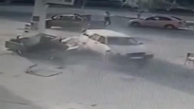 Otomobil benzinliğe böyle daldı