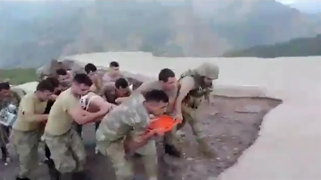 Mehmetçik yine gururlandırdı: Yaralı çocuk için seferber oldular