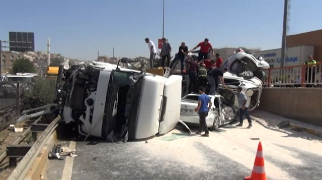 Şanlıurfa'da TIR 4 aracı önüne katarak kaza yaptı