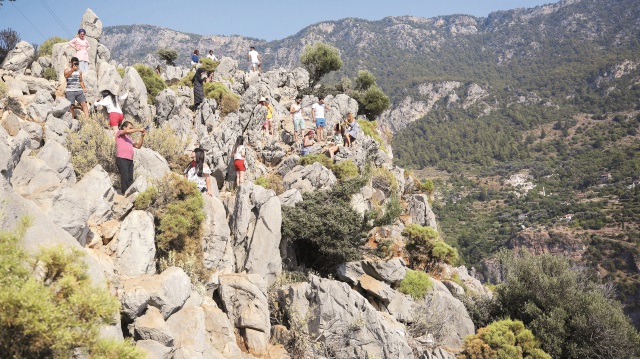 Kelebekler Vadisi’ndeki inanılmaz derecede tehlikeli kayalıklara dağcılar gibi tırmanan yerli ve yabancı turistler, fotoğraf çektiriyor.