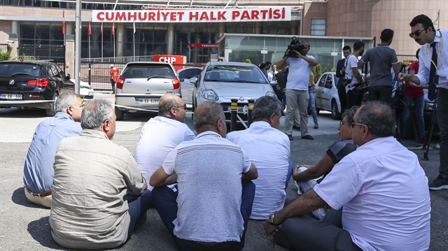 CHPli bazı delegeler bu kez de oturma eylemine başladı