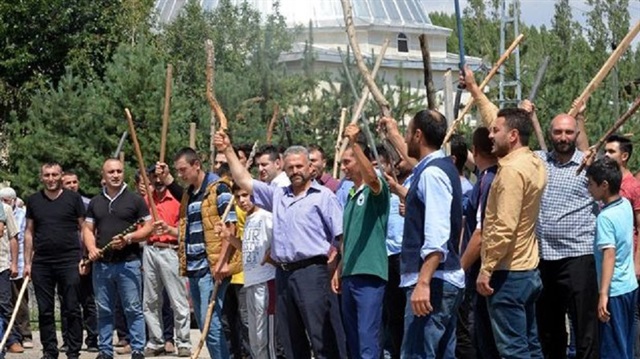 Erzurum Yakutiye'de köylüler sopalarla kavga eden aileleri linç etmek istedi.