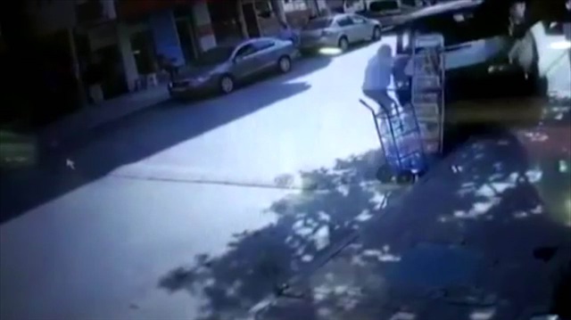 Kontrolden çıkan minibüs yaşlı adamı metrelerce sürükledi