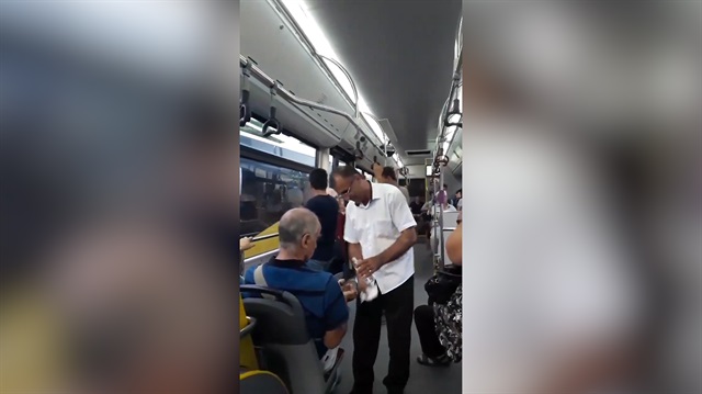Yolcularını kolonya ile karşılayan İETT şoförü