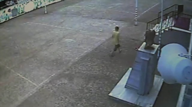 Yere düşen bayrağı defalarca öpüp kaldıran adam olacak çocuklar