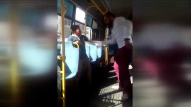 Otobüste simit satan çocuğu kemerle dövdü!