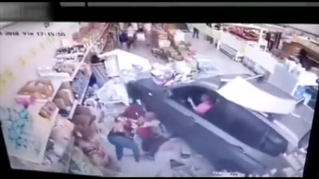 Fren yerine gaza basan kadın sürücü markete daldı