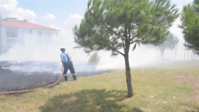 Yılanı kaçırmak isterken yaktığı ateş okulu yakıyordu