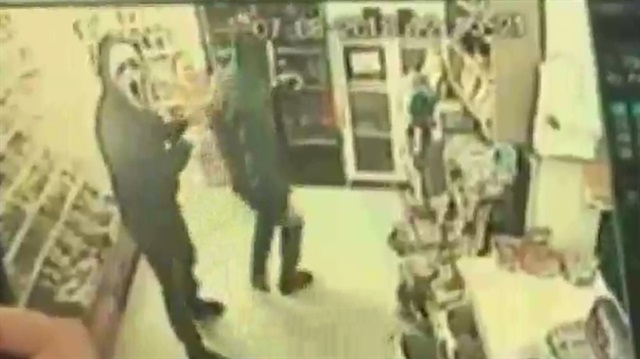 Çığlık maskeli silahlı soygun kamerada