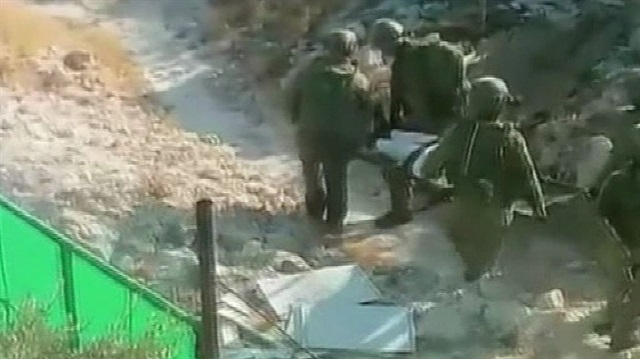 İsrail yaşlı Filistinliyi sedye ile gözaltına aldı