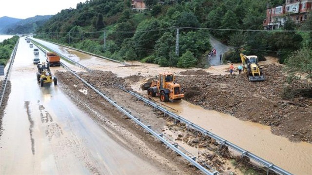 Karadeniz sahil yolu, aşırı yağış nedeniyle çift taraflı olarak trafiğe kapatıldı. Arşiv.