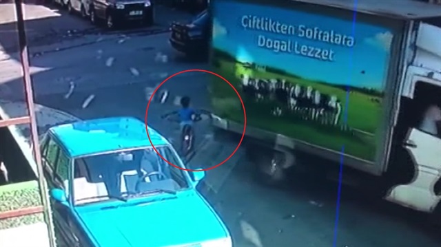 Kamyonet 3 yaşındaki çocuğu altına aldı!