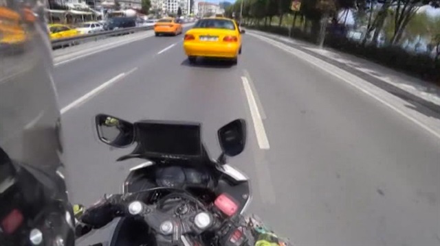 Motosikletli taksiye arkadan çarptı