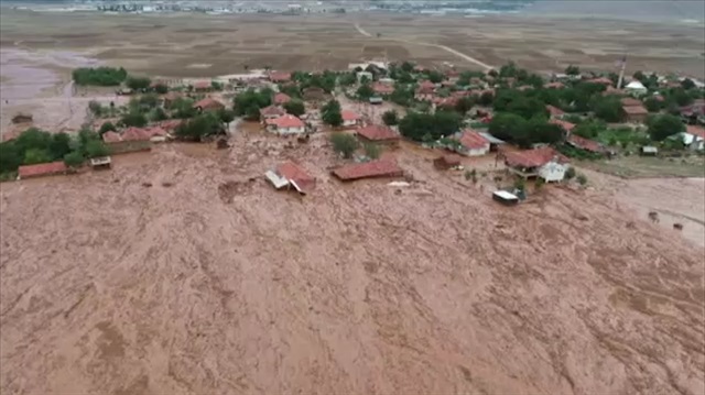 Sel yıktı geçti