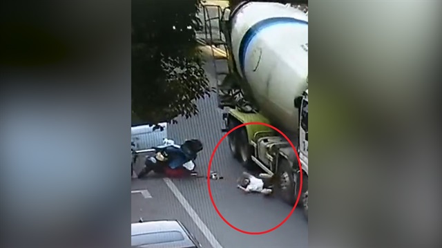 Motor kazası yapan kadının üstünden çimento tankeri geçti!