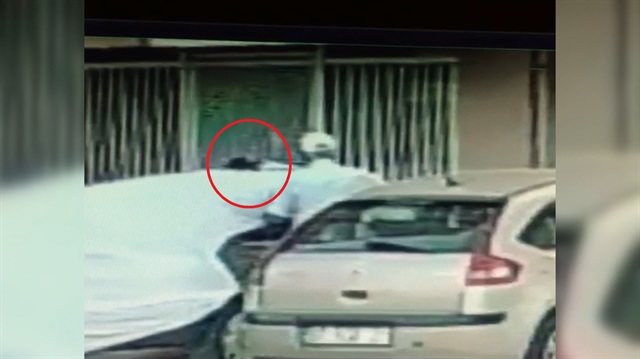 Vicdansız adam otomobilinin üstüne çıkan kediyi yumrukladı