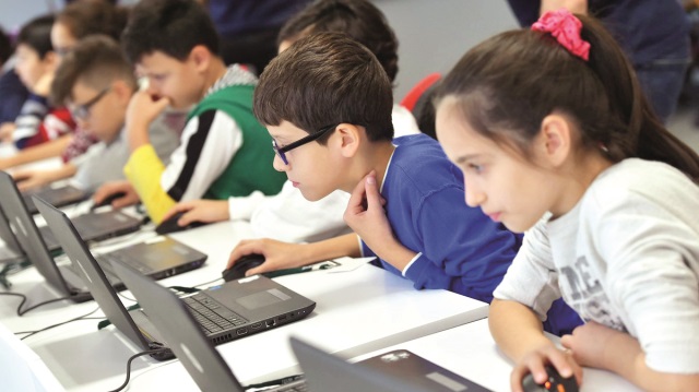 Uzmanlar, bilişim okur yazarlığının temeli olan kodlama eğitiminin ilkokul birinci sınıftan itibaren verilmeye başlanması gerektiğini belirtiyor
