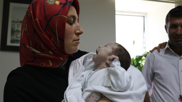 Bebek, kalbin üst ve alt tarafındaki delik nedeniyle ameliyat edildi.