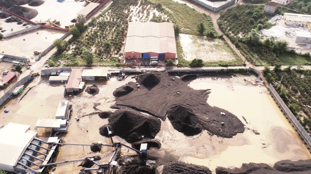Sel afetinin vurduğu bölge drone ile havadan görüntülendi. Aşırı yağışla birlikte ağaçların dere kenarına devrildiği, binlerce hektarlık fındık arazisinin zarar gördüğü tespit edildi.