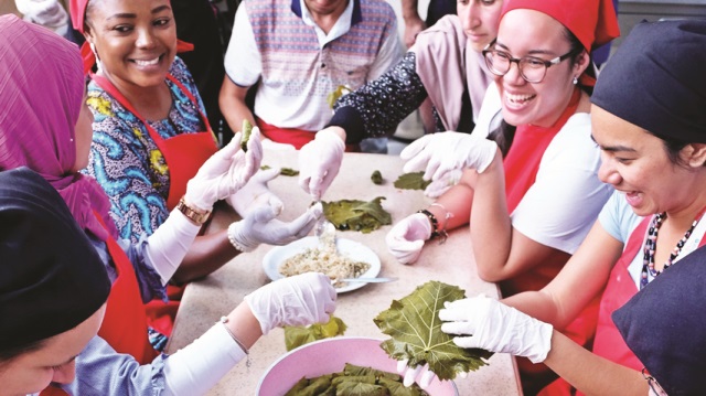 Bursa’ya gelen yabancı misafirler, BUSMEK Merinos Kurs Merkezi’nde çini tabak boyadı, Mesleki Eğitim Merkezi’nde dolma sardı, mantı ve pasta yaptı.