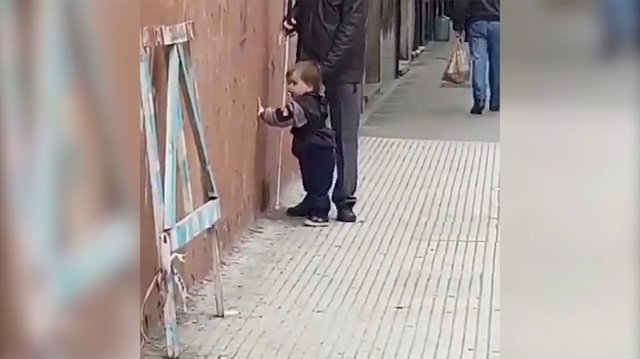 Görme engelli babasına kılavuz olan minik kahraman