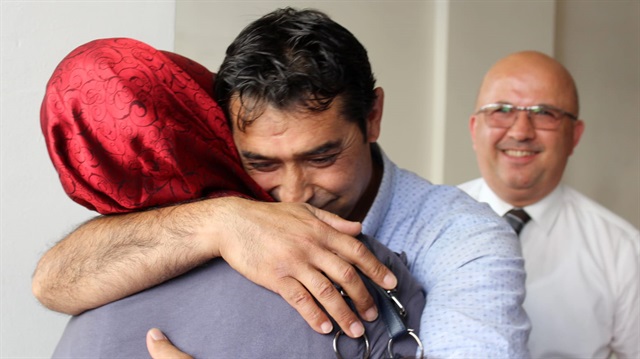 Çiftin sarılarak barışmasının ardından duygu dolu anlar yaşandı.