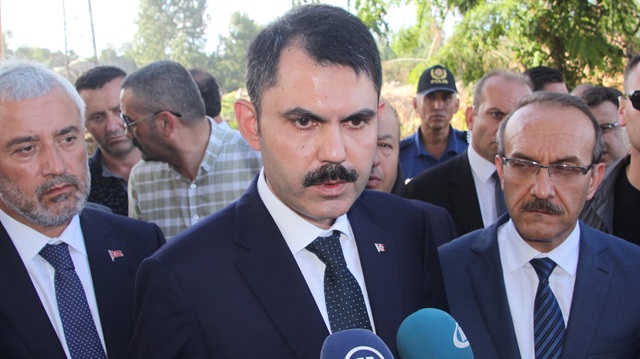 Bakan Kurum, vatandaşların şikayetlerini dinleyerek yetkililere sorunların çözümü için gerekli talimatları verdi.