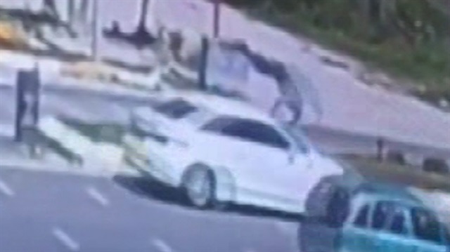 Otomobilin çarptığı yaya metrelerce havaya fırladı