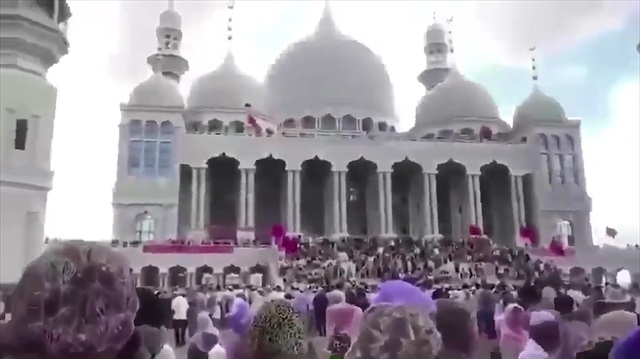 Çinde camii yıkmak isteyen yetkililer protesto edildi