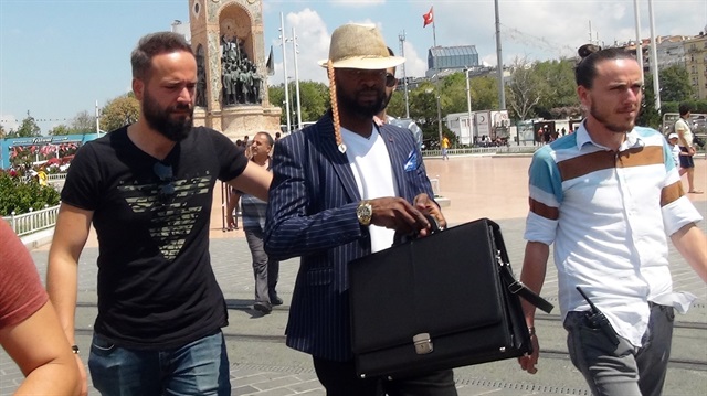 Normal kağıtları solüsyonla dolar yaptığını iddia eden zanlı polislerce gözaltına alındı.