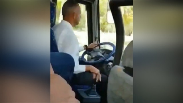 Çatal bıçak kullanır gibi vites değiştiren şoför.