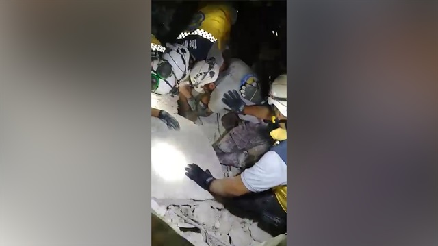 Esed, İdlibde sivilleri varil bombasıyla katletti