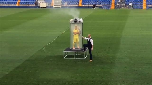 Dünyada bir ilk: Sihirbazlıkla futbolcu tanıtımı
