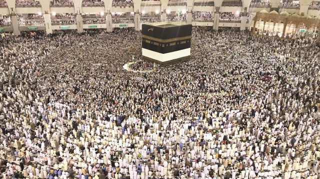 Mescid’i Haram’a gözyaşları içinde gelen hacı adayları, sabah namazının hazırlıklarına yatsı namazından başlıyor.