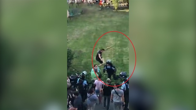 Protestocudan polise uçan tekme!