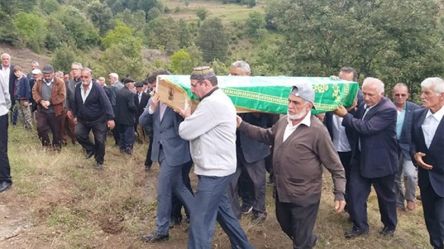 Yangında ölen 3 kişi aynı tabutta taşındı