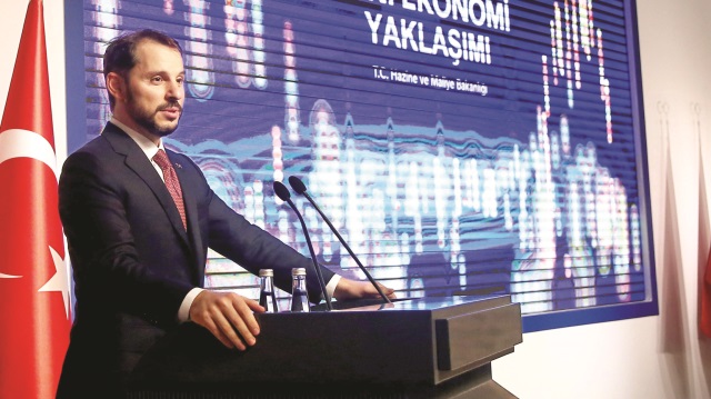 Albayrak, 'İlk fazda cari açık düşürülecek, tasarruf artırılacak. Enflasyon düşürülecek, sağlıklı büyüme sağlanacak. Dolaylı vergiler azaltılacak' diye konuştu. Tam bağımsız merkez bankası yaklaşımının süreceğine vurgu yapan Albayrak, ticaret savaşlarının etkisine de işaret etti. Albayrak, kurlardaki yükselişin mantıklı bir tarafı olmadığını ve dün yaşananların Türkiye ekonomisinin gerçekleriyle bağdaşmadığını söyledi.