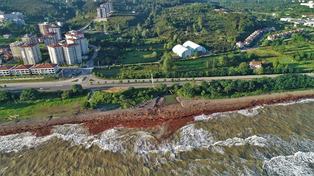 Ordu kıyısına vuran odun parçaları havadan böyle görüntülendi.