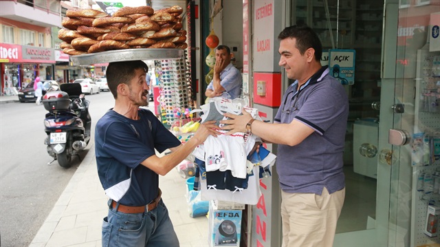 Kocaeli'de yaklaşık 16 yıldır simit satan Erkan Ayhan, yaklaşan Kurban Bayramı öncesi Suriyeli yetim çocuklar için bayramlık kıyafet topluyor.