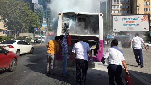 Motor kısmından dumanlar çıkan otobüse ilk müdahaleyi vatandaşlar yaptı.