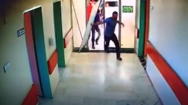 Yoğun bakım servisinin kapsını kırıp, doktor ve hastane personeline saldırdılar.