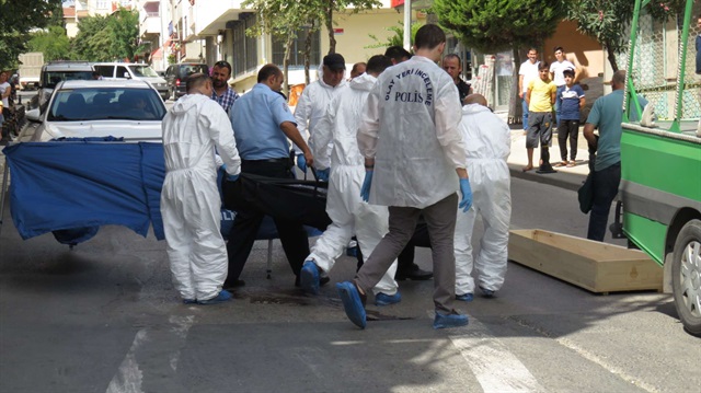 Olay yerine gelen polis ekipleri incelemelerde bulundu.