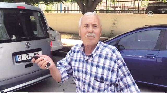 Dolandırıcıların elinden polisin mesajıyla kurtulan Halil İ., “Daha önce bu tür
dolandırıcılık haberlerini izlemiştim. Bunlara karşı dikkatli olmak lazım” dedi.