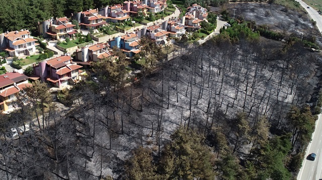 Yangının, 15-20 hektar alanda etkili olduğunu belirtildi.