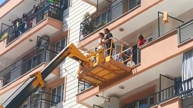 Çift daha sonra Torbalı Belediyesi Kültür Merkezinde bulunan nikah salonuna gitti