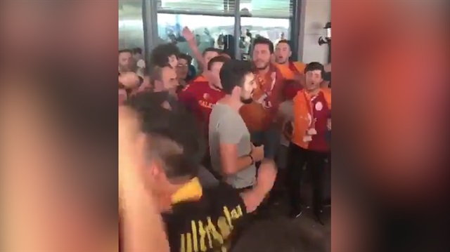 Polisi gaza getiren Galatasaray taraftarları