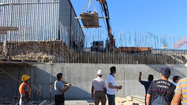 İnşaat işçisi, vinç yardımı ile düştüğü yerden tahta sedye ile çıkarıldı.
