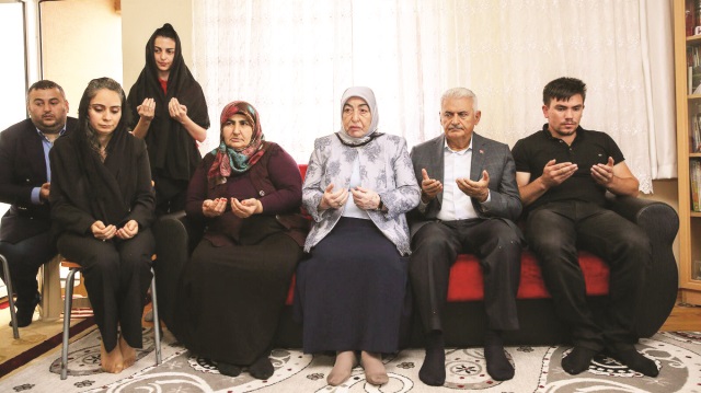 TBMM Başkanı Binali Yıldırım ve beraberindeki bakanlar PKK’lı teröristlerin saldırısında 11 aylık bebeği Bedirhan Mustafa ile birlikte şehit düşen asker eşi Nurcan Karakaya’nın babaevine taziye ziyaretinde bulundu.