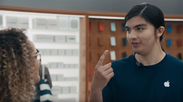 Apple çalışanı rolündeki kişi reklam filminde sorulara yanıt verirken çok zorlanıyor.