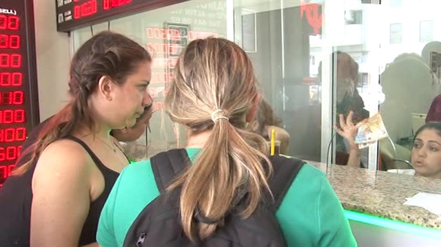 İzmir'de döviz bürolarında kuyruk oluştu